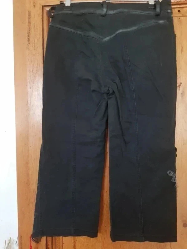 Pantalón corto de mezclilla negro con encajes en las piernas – photo 5